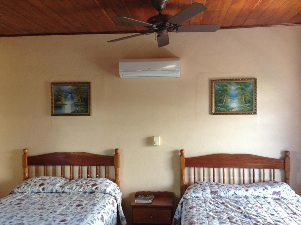 Anchorage Beach Resort Caye Caulker Buitenkant foto