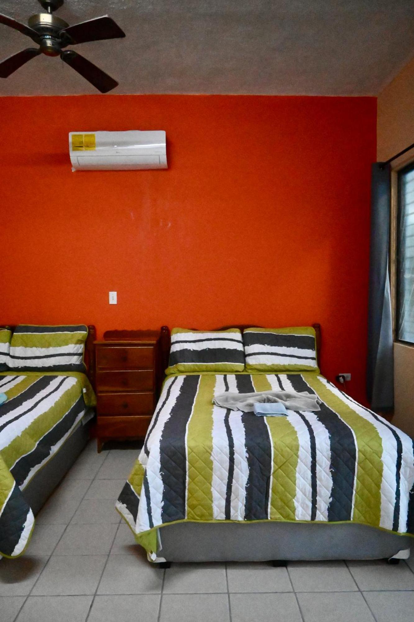 Anchorage Beach Resort Caye Caulker Buitenkant foto