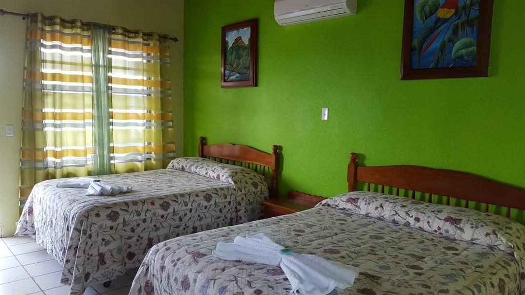 Anchorage Beach Resort Caye Caulker Buitenkant foto