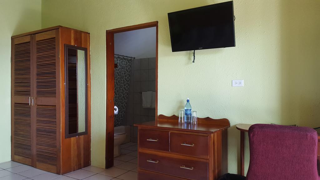Anchorage Beach Resort Caye Caulker Buitenkant foto